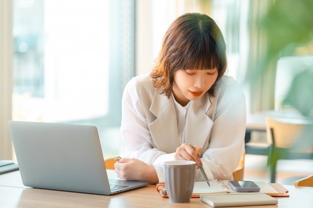 学ぶ女性